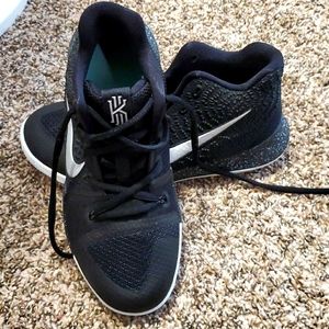 Nike zoom Kyrie 3 youth size 3